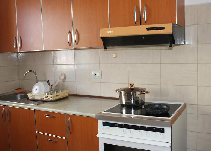 Bledi's Comfy In New Blvd / Free Parking *