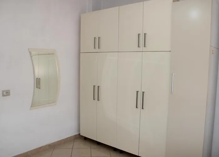 Bledi's Comfy In New Blvd / Free Parking *