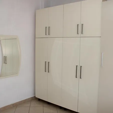 Bledi's Comfy In New Blvd / Free Parking *